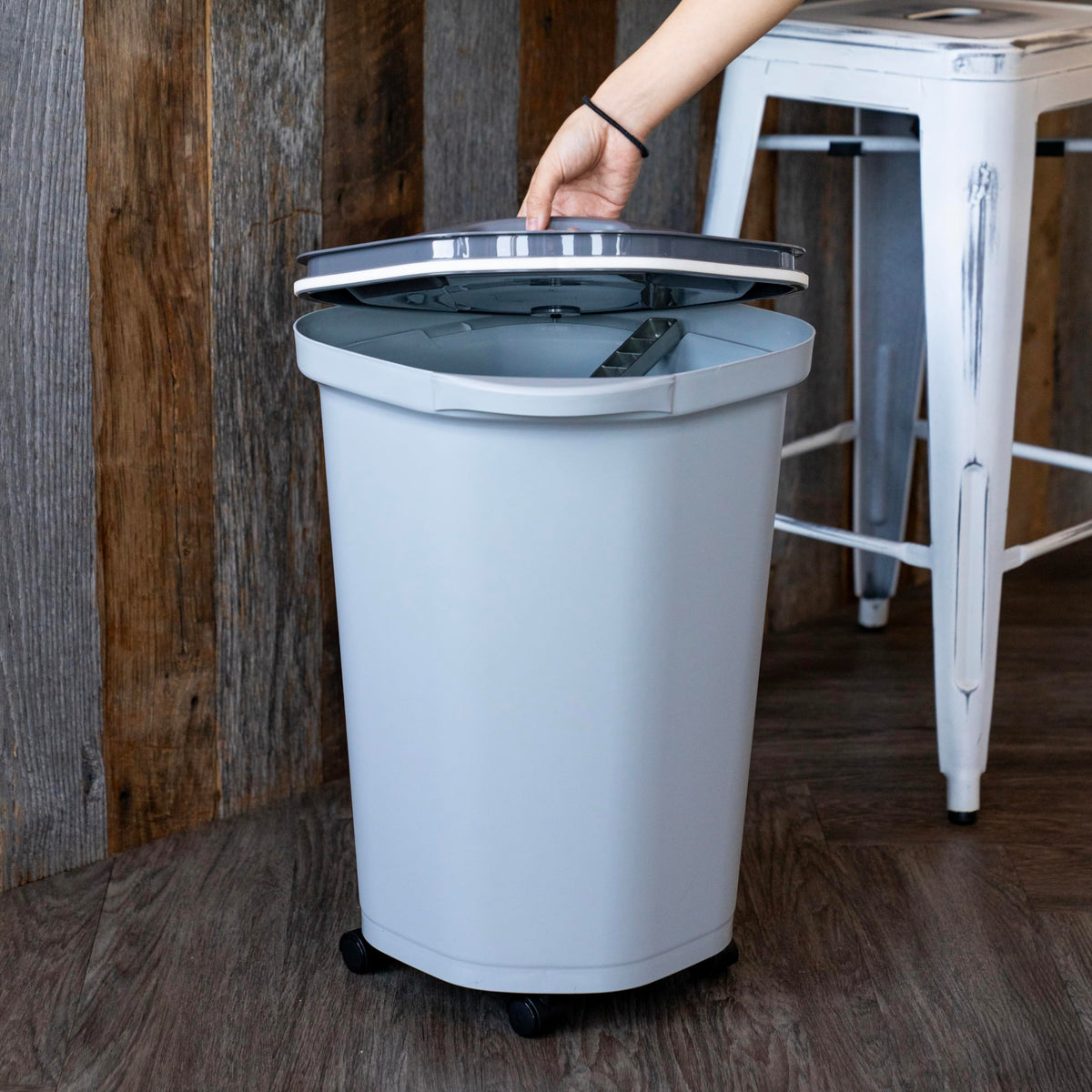 IRIS USA Dog Food Storage Container, Airtight, 30 lb Capacity, Wheels